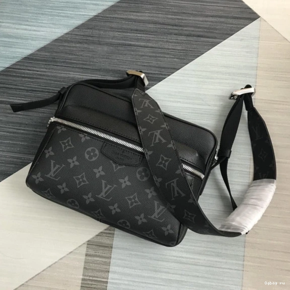 VUITTON LOUIS OUTDOOR MESSENGER 0813